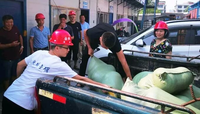 炎炎夏日送清涼，滴滴關(guān)懷暖人心